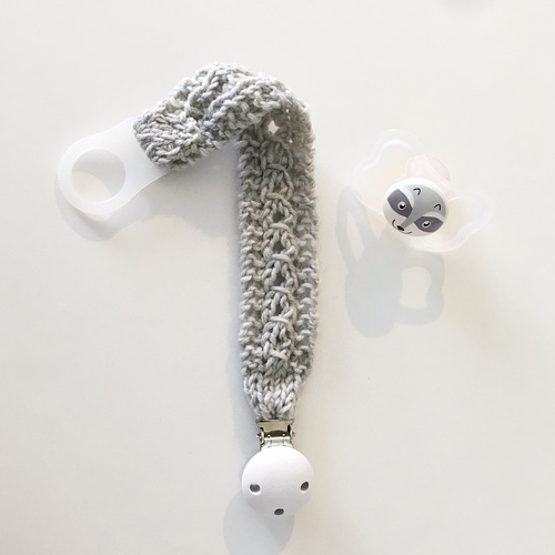 Flettesmokkesnor / Flettet dummykjedje / Smokkesnor - scandiknit