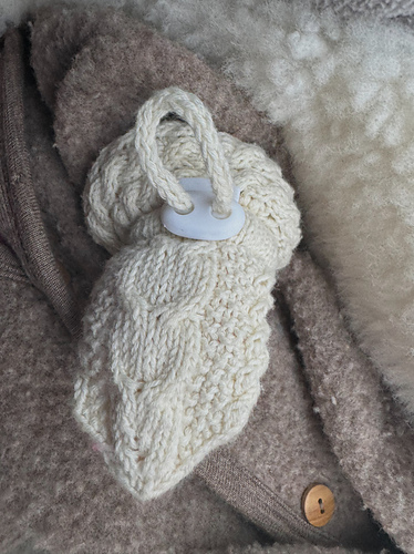 Høstflettevotter BABY - Strikkesoffe by Sofie Hågensen