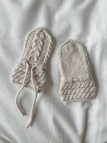 Høstflettevotter BABY - Strikkesoffe by Sofie Hågensen