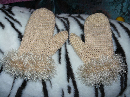 Ravelry: Santa Claus Mittens (Knit) pattern by Lion Brand Yarn