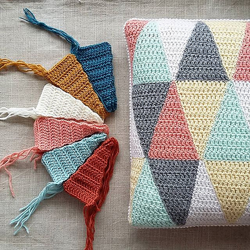 Ravelry: Triangle pillow pattern by Solveig Grimstad