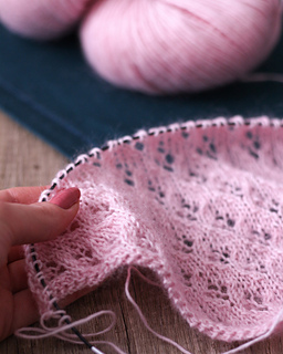 Camelie scarf in the making - detail