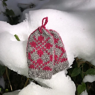 Shown in Finullgarn; knit on US size 0 (2.00mm) dpns