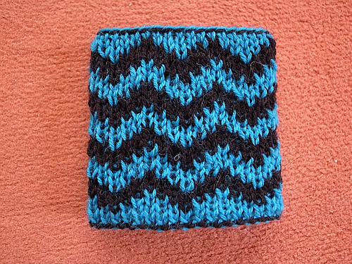 Reversible Zigzag wristlet photo 3