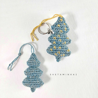 Amigurumi Christmas trees, one of which is made in the form of a Christmas tree toy and the other in the form of a keychain, showcasing a quick DIY crochet gift idea.