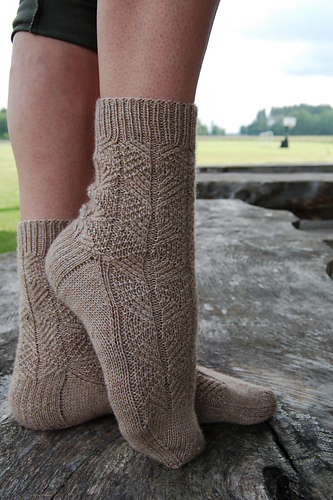 Ravelry: Shell socks pattern by Tatiana Kulikova