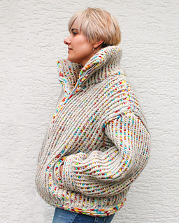 Size M side view, drop-shoulder silhouette.