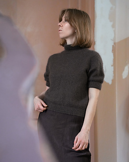 FEST tee in size 1 worn with a 6 cm of positive ease. Sample is knitted with Sandnes Garn - Sunday held together with Sandnes Garn - Tynn Silk Mohair.