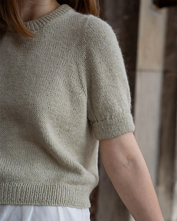 FEST tee in size 1 worn with a 5 cm of positive ease. Sample knitted with Sandnes Garn - Tynn Line held together with Sandnes Garn - Alpakka Følgetråd.