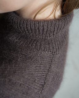 Shoulder and sleeve cap detail of the winter/autumn FEST tee. Sample is knitted with Sandnes Garn - Sunday held together with Sandnes Garn - Tynn Silk Mohair.