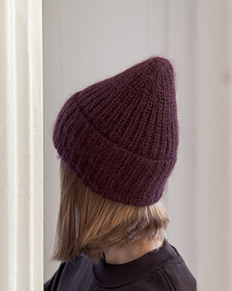STEMPEL beanie in size 1 without modified height 22 cm / 8.75 in / on model with head circumference of 52 cm / 20 in / and head height of 20 cm / 8 in /. Knitted with Gepard Garn - Pura Lana (492) + Kid Seta (1332).