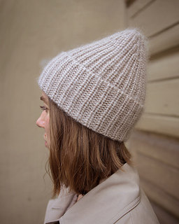 STEMPEL beanie in size 1, with modified height to 21 cm / 8.25 in / on model with head circumference of 52 cm / 20 in / and head height of 20 cm / 8 in /. Knitted with Sandnes Garn - Sunday held double and Gepard Garn - Kid Seta.
