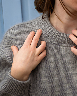 BLUZA sweatshirt - neckline & shoulders details.