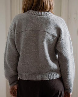 BLUZA sweatshirt in size 1 worn with 25 cm of positive ease at the bust on a model with full bust circumference of 82 cm knitted in GABO wool - MY TIME MERINO (9400) & MOHSILKO (4400)