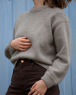 BLUZA sweatshirt in size 1 worn with 25 cm of positive ease at the bust on a model with full bust circumference of 82 cm knitted in GABO wool - MY TIME MERINO (9400) & MOHSILKO (4400)