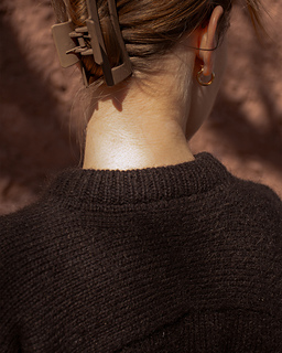 BLUZA sweatshirt - back neckline shaping details.