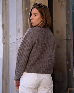 CERATA sweater light t in size 1 worn with 23 cm of positive ease at the bust on a model with full bust circumference of 81 cm knitted in Filcolana - Pernilla (978) & Tillia (354)