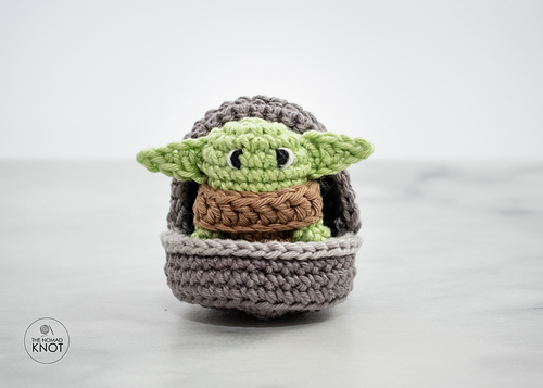 Liten Baby Yoda i en kapsel - Ana Carolina