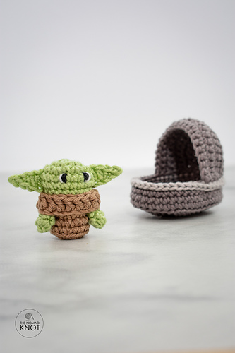 Liten Baby Yoda i en kapsel - Ana Carolina