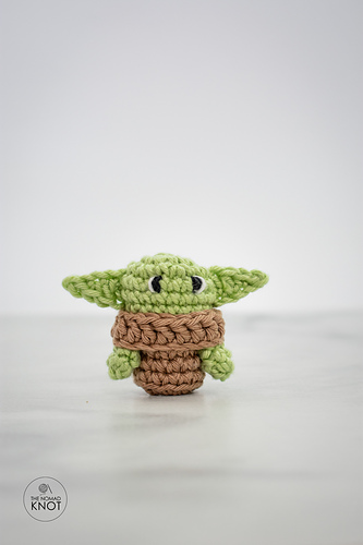 Liten Baby Yoda i en kapsel - Ana Carolina
