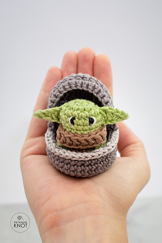 Liten Baby Yoda i en kapsel - Ana Carolina