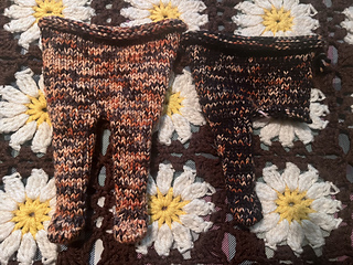 Two strands tortie yarn held double on left, one tortie and one black held double on right. Neither looks like a tortie, but I’m going with the left.