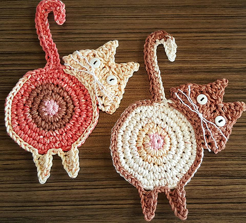 Pusete Kattbittende Kopperbutt Coaster - Upper Crust Crochet