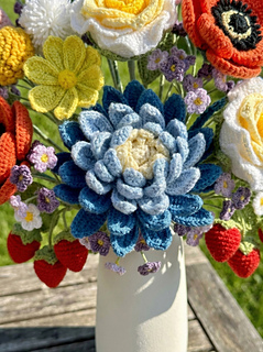 shown with additional other flowers from https://hookok.com/