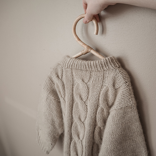 Lun flettegenser mini - We Love Knitters