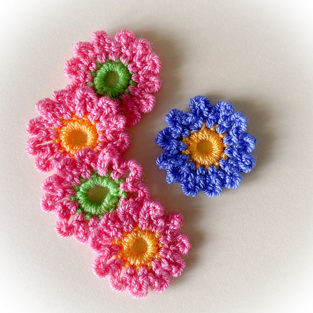 Ravelry Beginners Flower pattern by Wendy Poole