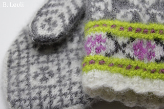 Ravelry: Villblomst Votter pattern by StrikkeBea