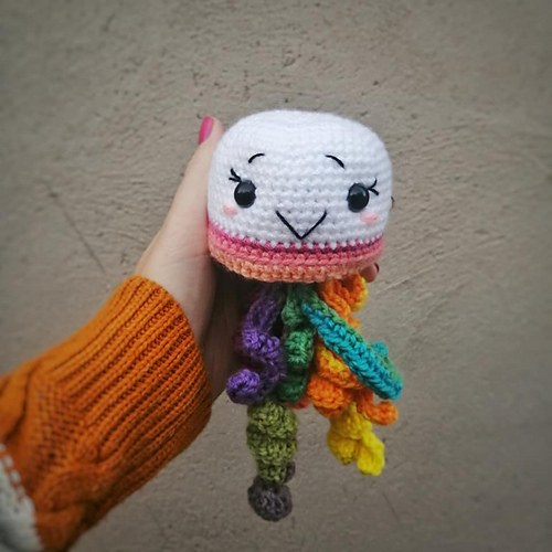 Ravelry marshmallow jellyfish pattern by Yarn over with Natasha Smuts