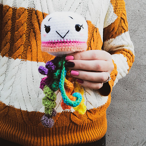 Ravelry marshmallow jellyfish pattern by Yarn over with Natasha Smuts