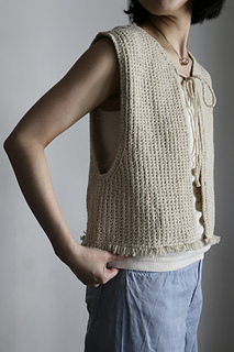 Sample 2: Knitted with Mungo. The model is 160 cm / 5’3” tall wearing size 2 with 18 cm / 7 inches of positive ease.
