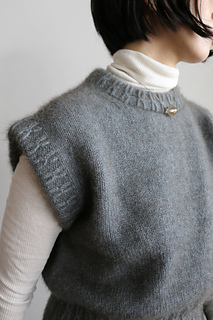 Yarn: Zealana Rimu col. denim
/double folded neckband and armhole bands