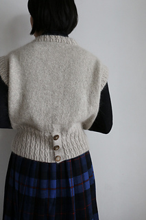 Yarn: Biches & Buches le petit lambswool + Le petit silk & mohair held together col. grey beige