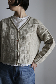Sample 1: knitted with German Merino Light from Mominoki Yarn, col. milk tea. Shown in size 1 with 30 cm of positive ease.