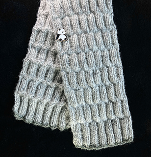 Scarf with contrasting-color edge