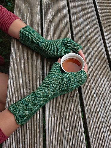 Alder Fingerless Mitts photo 1