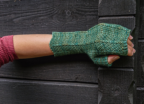 Alder Fingerless Mitts photo 2